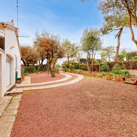 Dans Cette Grande Maison Familiale * Les Sables-dʼOlonne